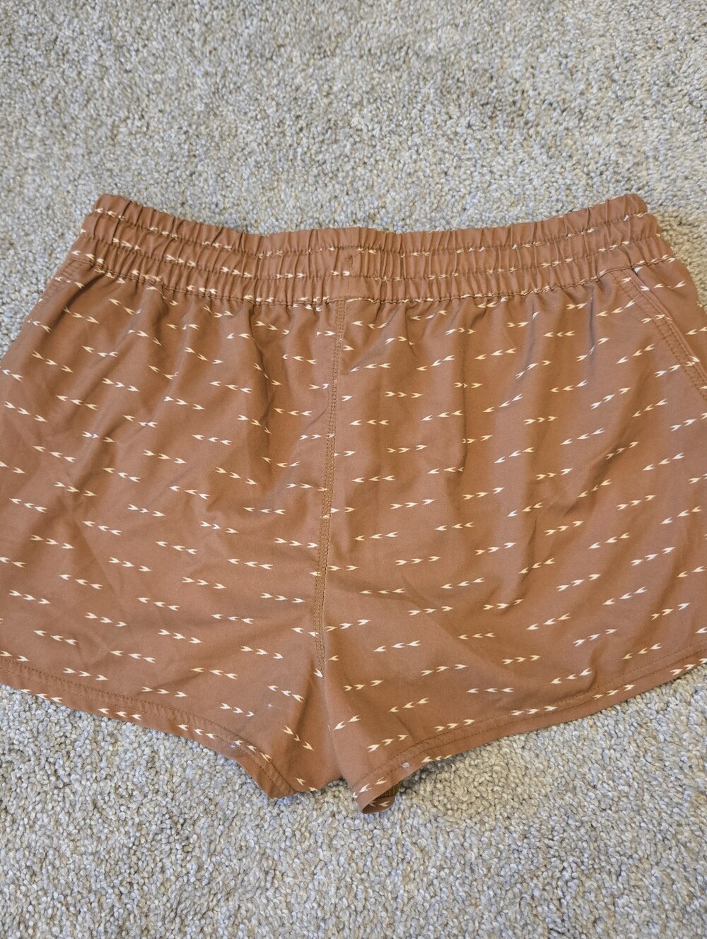 Vuori Womens Clementine Short in Tumeric Arrows Large L - Picture 6 of 7